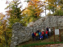 Zu Füssen der Ruine Kocherburg