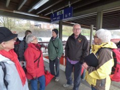 Wandergruppe_am_Bahnhof