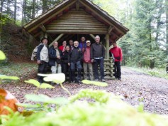 Wandergruppe am Bergsee